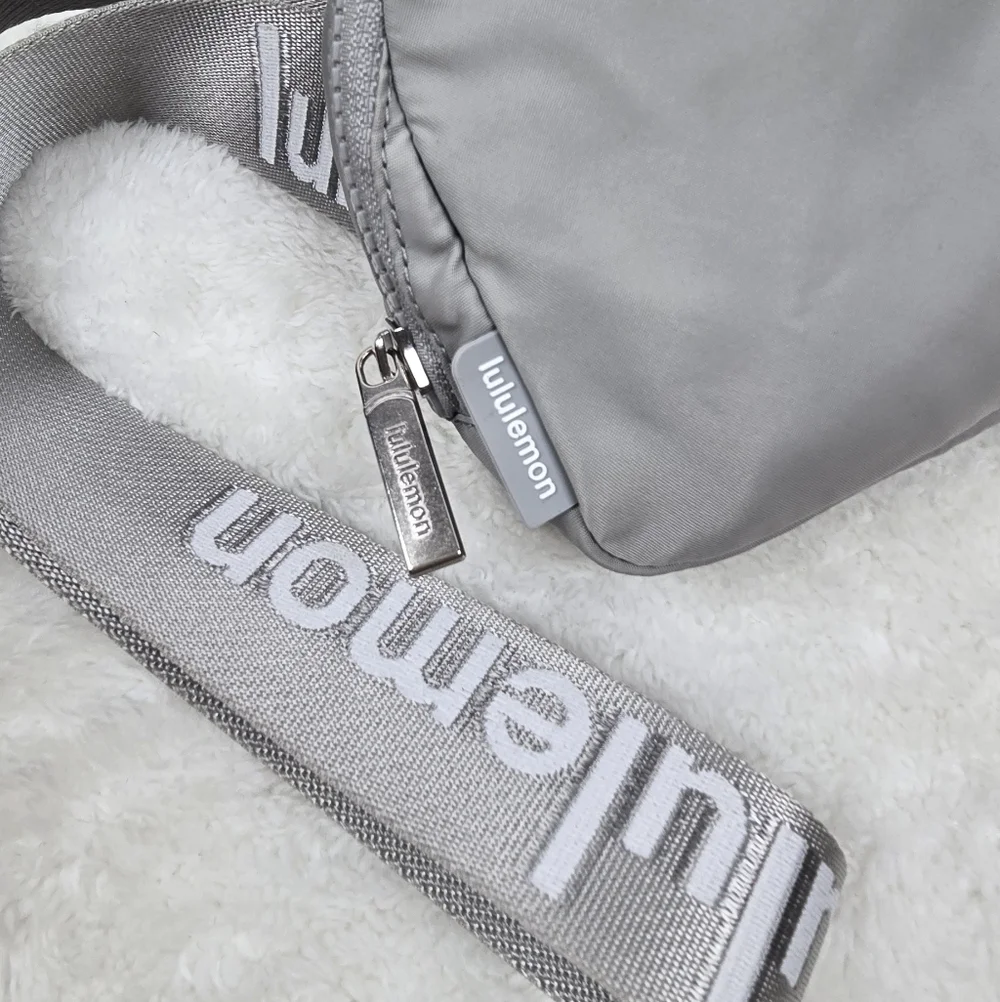 Lululemon Everyday Belt Crossbody Fanny Bag Silver Drop And White Logo 1L - Picture 11 of 12